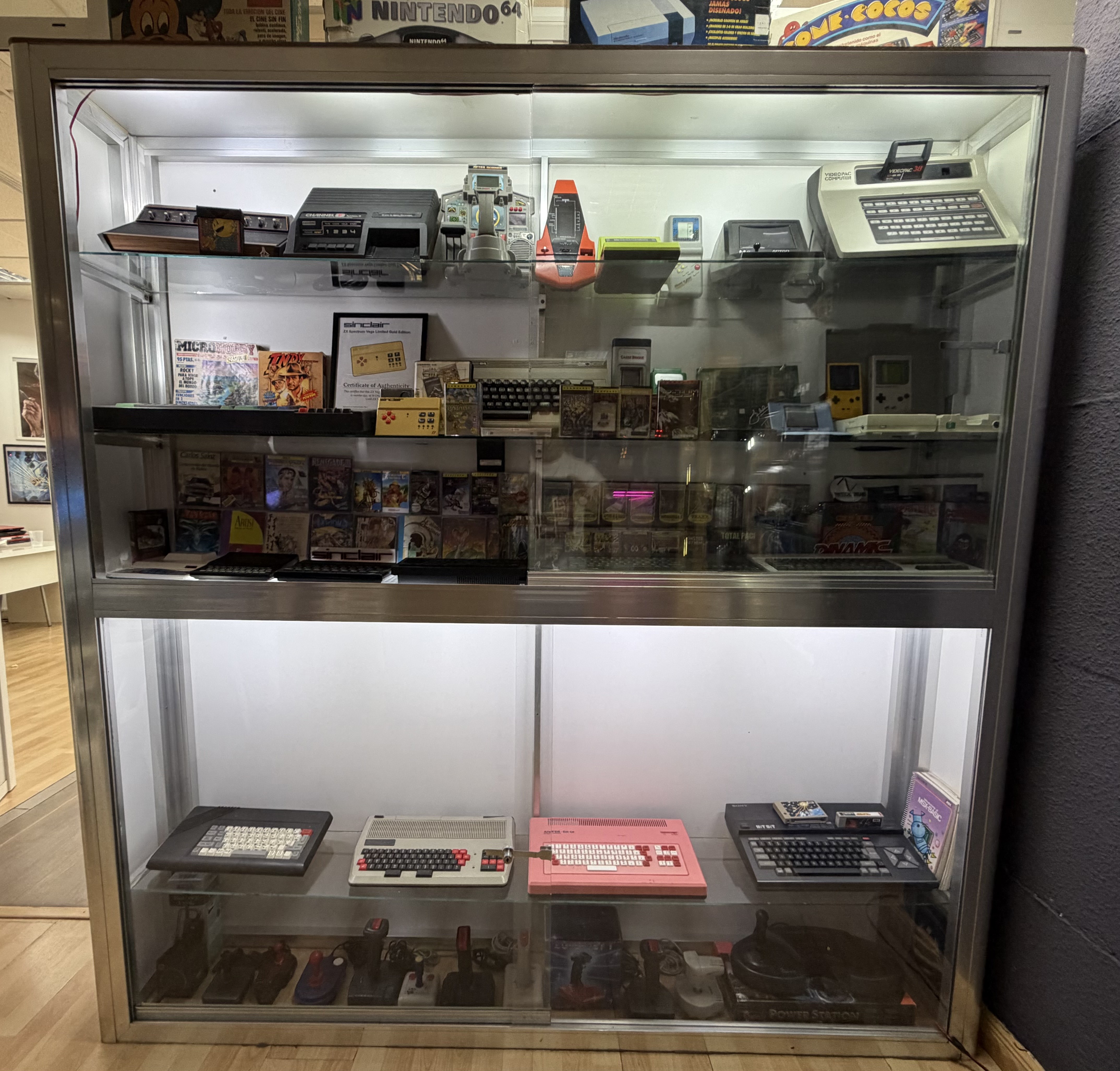 Vitrina de microordenadores y consolas retro en el Templo del Arcade de Vallecas